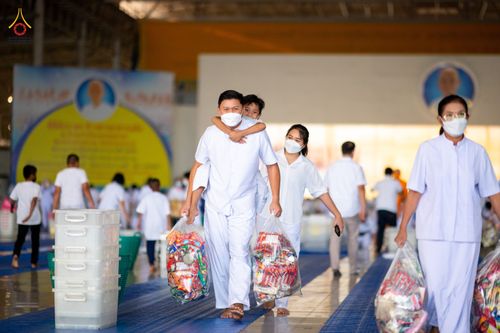 ภาพ No.76806:พิธีตักบาตรข้าวสารอาหารแห้ง  ณ บ้านแก้วเรือนทองคุณยายฯ สภาธรรมกายสากล  วัดพระธรรมกาย จ.ปทุมธานี  ในวันอาทิตย์ต้นเดือนที่ 6 มีนาคม พ.ศ. 2566