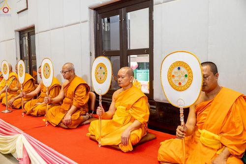 ภาพ No.230963:วันอังคารที่ 1 กรกฎาคม พ.ศ. 2568 ผู้ว่าราชการจังหวัดปทุมธานี เป็นประธานพิธีต้อนรับ สัญญาบัตร พัดยศ พระครูสัญญาบัตรสายต่างประเทศ วัดพระธรรมกาย ประจำปี พ.ศ. 2568 จำนวน 19 รูป