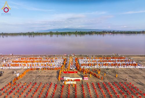 ภาพ No.250566:วันพุธที่ 8 ตุลาคม พ.ศ. 2568 พิธีตักบาตรเทโวโรหณะ ณ ลานธรรมปทุมรัตน์ธรรมเจดีย์ พุทธอุทยานนานาชาติ อ.โพนพิสัย จ.หนองคาย