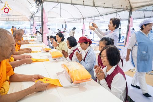 ภาพ No.199392:พิธีถวายภัตตาหารเป็นสังฆทาน แด่พระธรรมยาตรา ณ อนุสรณ์สถานบางปลา วัดบางปลา อำเภอบางเลน จังหวัดนครปฐม ในโครงการธรรมยาตรา กตัญญูบูชา มหาปูชนียาจารย์ พระมงคลเทพมุนี(สด จนฺทสโร) พระผู้ปราบมาร อนุสรณ์สถาน 7 แห่ง ปีที่ 13 วันที่ 22 มกราคม พ.ศ. 2568