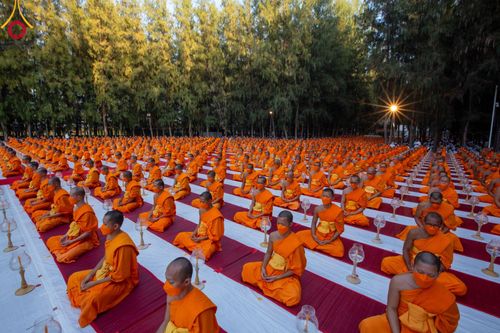 ภาพ No.107143:พิธีจุดประทีปถวายเป็นพุทธบูชา และบูชาธรรมมหาปูชนียาจารย์ ในโครงการธรรมยาตรากตัญญูบูชา มหาปูชนียาจารย์ พระมงคลเทพมุนี(สด จนฺทสโร) พระผู้ปราบมาร  อนุสรณ์สถาน 7 แห่ง ปีที่ 12  วันที่ 6 มกราคม พ.ศ. 2567 ณ อนุสรณ์สถานมหาวิหารพระมงคลเทพมุนี อ.สองพี่น้อง จ.สุพร