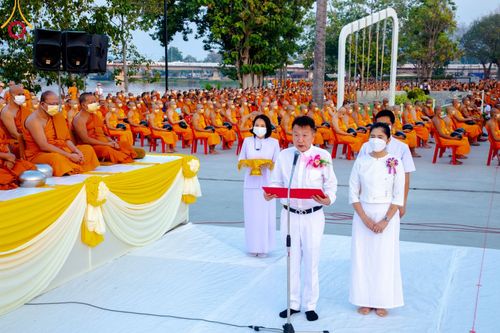 ภาพ No.101845:ตักบาตรพระ 10,000 รูป เติมบุญให้แผ่นดิน เนื่องในโอกาส 192 ปี จังหวัดกาญจนบุรี หนึ่งในโครงการตักบาตรพระ 2,000,000 รูป  77 จังหวัดทุกวัดทั่วไทย วันจันทร์ที่ 11 ธันวาคม พ.ศ. 2566 บริเวณถนนสองแคว (SKY WALK) เมืองกาญจนบุรี