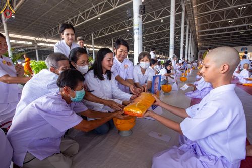 ภาพ No.133933:พิธีขอขมามอบผ้าไตร โครงการบรรพชาสามเณร ศูนย์อบรมวัดพระธรรมกาย ณ วัดพระธรรมกาย วันเสาร์ที่ 6 เมษายน พ.ศ. 2567