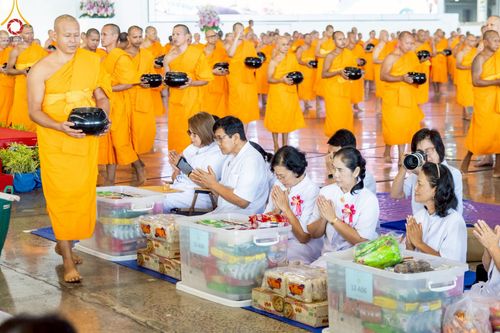 ภาพ No.222002:วันที่ 4 พฤษภาคม พ.ศ. 2568 พิธีตักบาตร เนื่องในวันอาทิตย์ต้นเดือน ณ บ้านแก้วเรือนทองคุณยายฯ วัดพระธรรมกาย