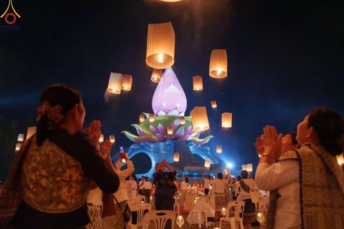 ภาพ No.175973:พิธีจุดประทีปโคมลาน, โคมลอยและลอยกระทง ถวายประทีปเป็นพุทธบูชา สร้างความสว่างไสวให้กับแผ่นดินด้วยแสงธรรม วันที่ 15 พฤศจิกายน พ.ศ. 2567 ณ พุทธอุทยานนานาชาติ อ.โพนพิสัย จ.หนองคาย