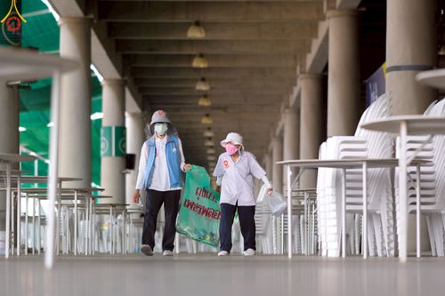 ภาพ No.220491:วันที่ 23-25 เมษายน พ.ศ. 2568 เจ้าหน้าที่และสาธุชนช่วยกัน รับบุญเก็บงานวันคุ้มครองโลก ณ วัดพระธรรมกาย