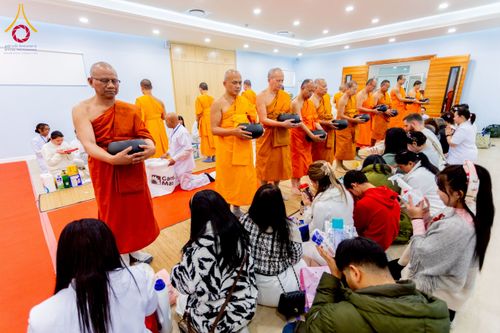 ภาพ No.233310:วันอาทิตย์ที่ 6 กรกฎาคม พ.ศ. 2568 พิธีถวายมหาสังฆทานแด่คณะสงฆ์ทั่วโลกและพิธีตักบาตรเนื่องในวันเข้าพรรษา  ณ วัดพุทธเคปทาวน์ ประเทศแอฟริกาใต้