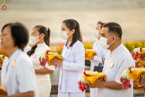 ภาพ No.101448:พิธีเวียนประทักษิณ, พิธีวันทาเจดีย์, พิธีขอขมาและมอบผ้าไตร ในโครงการอุปสมบทหมู่ รุ่นบูชาธรรมมหาปูชนียาจารย์ ณ วัดพระธรรมกาย ในวันที่ 9 ธันวาคม พ.ศ. 2566