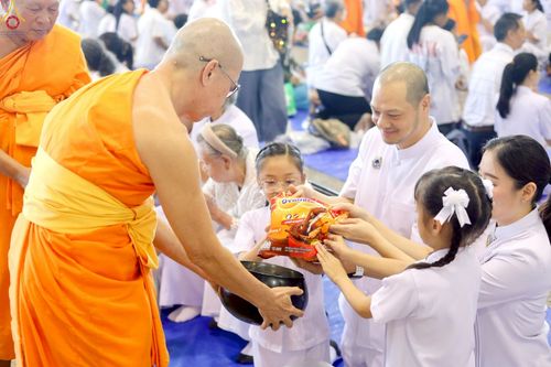 ภาพ No.243504:วันที่ 7 กันยายน พ.ศ. 2568 พิธีตักบาตร ข้าวสารอาหารแห้ง ในวันครูผู้ค้นพบวิชชาธรรมกาย ณ บ้านแก้วเรือนทองคุณยายฯ สภาธรรมกายสากล วัดพระธรรมกาย