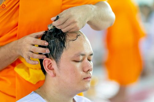 ภาพ No.228543:วันเสาร์ที่ 7 มิถุนายน พ.ศ. 2568 พิธีปลงผมโครงการอุปสมบทหมู่ธรรมทายาท ระดับอุดมศึกษา รุ่นที่ 52 ภาคฤดูฝน ณ วิหารคด 9 วัดพระธรรมกาย