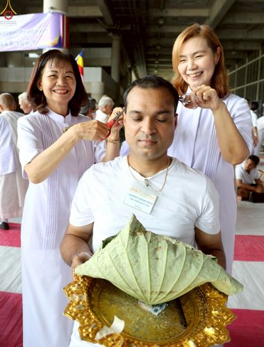 ภาพ No.230804:วันที่ 28 มิถุนายน พ.ศ. 2568 พิธีตัดปอยผมและปลงผม โครงการบวชพระนานาชาติ AEC & WAB รุ่นที่ 9 ณ วิหารคด 2 วัดพระธรรมกาย