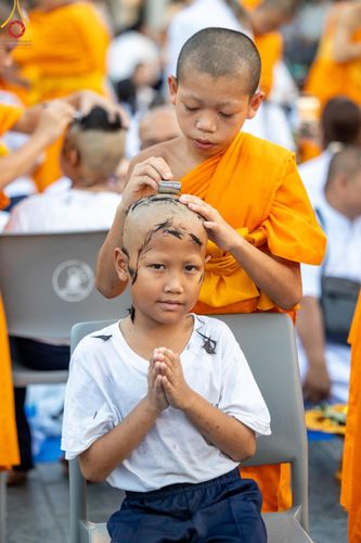 ภาพ No.132926:พิธีตัดปอยผม โครงการหน่อแก้วเปรียญธรรม รุ่นที่ 12 ณ ค่ายจองแชมป์ หมู่กฏิสามเณรเปรียญธรรม วัดพระธรรมกาย วันอาทิตย์ที่ 31 มีนาคม พ.ศ. 2567