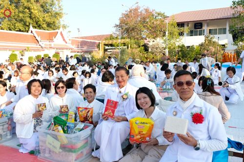 ภาพ No.195366:พิธีตักบาตรพระธรรมยาตรา ณ อนุสรณ์สถานลำดับที่ 3 สถานที่เกิดใหม่ในเพศสมณะ วัดสองพี่น้อง ต.ต้นตาล อ.สองพี่น้อง จ.สุพรรณบุรี ในโครงการธรรมยาตรา กตัญญูบูชา มหาปูชนียาจารย์ พระมงคลเทพมุนี(สด จนฺทสโร) พระผู้ปราบมาร ปีที่ 13 วันที่ 15 มกราคม พ.ศ.2568