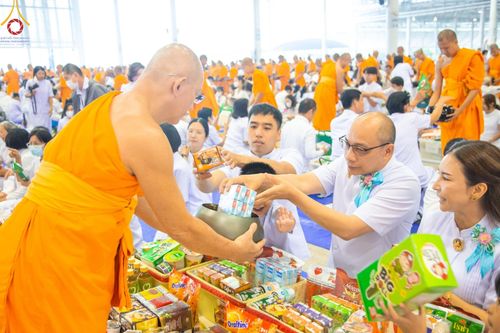 ภาพ No.205881:พิธีตักบาตร และ พิธีบูชาข้าวพระ ในวันอาทิตย์ต้นเดือน 2 กุมภาพันธ์ พ.ศ. 2568 ณ สภาธรรมกายสากล วัดพระธรรมกาย