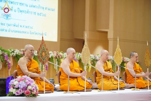 ภาพ No.208979:พระบาทสมเด็จพระเจ้าอยู่หัว ทรงมีพระราชศรัทธาทรงพระกรุณาโปรดเกล้าฯ ให้บำเพ็ญพระราชกุศลถวายภัตตาหารพระราชทาน การสอบบาลีสนามหลวง ณ วัดพระธรรมกาย ย อ.คลองหลวง จ.ปทุมธานี วันที่ 23-24 กุมภาพันธ์ พ.ศ. 2568