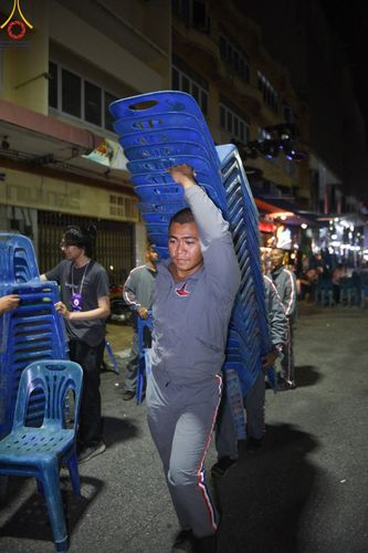 ภาพ No.151657:V.55 ทีมใหญ่ที่หาดใหญ่ เจ้าหน้าที่ทุกสถานะ หลายสัญชาติ ร่วมกันจัดงานตักบาตรที่หาดใหญ่ วันที่ 10-11 สิงหาคม พ.ศ. 2567