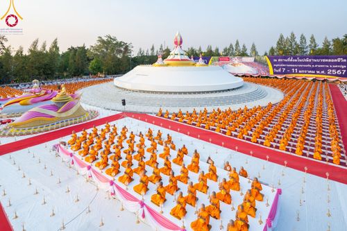 ภาพ No.109600:พิธีจุดประทีปถวายเป็นพุทธบูชา และบูชาธรรมมหาปูชนียาจารย์ วันที่ 10 มกราคม พ.ศ. 2567 ณ อนุสรณ์สถานคลองบางนางแท่น อ.สามพราน จ.นครปฐม
