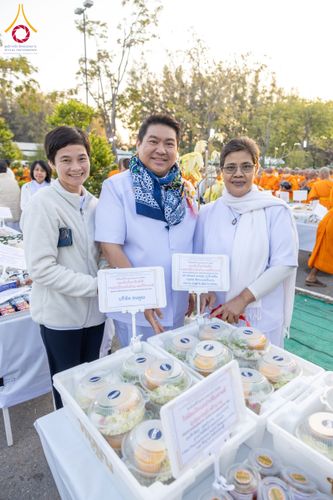 ภาพ No.194444:พิธีถวายภัตตาหารเป็นสังฆทาน แด่พระธรรมยาตรา ณ อนุสรณ์สถานมหาวิหารพระมงคลเทพมุนี (โลตัสแลนด์) อ.สองพี่น้อง จ.สุพรรณบุรี ในโครงการธรรมยาตรา กตัญญูบูชา มหาปูชนียาจารย์ พระมงคลเทพมุนี(สด จนฺทสโร) พระผู้ปราบมาร ปีที่ 13 วันที่ 13 มกราคม พ.ศ.2568
