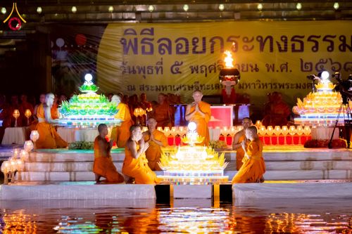 ภาพ No.266324:วันพุธที่ 5 พฤศจิกายน พ.ศ. 2568 (วันพระ ขึ้น 15 ค่ำ เดือน 12) พิธีลอยกระทงธรรม  ณ สระมหาเศรษฐีทะเลบุญ มหาวิหารพระมงคลเทพมุนี วัดพระธรรมกาย จ.ปทุมธานี