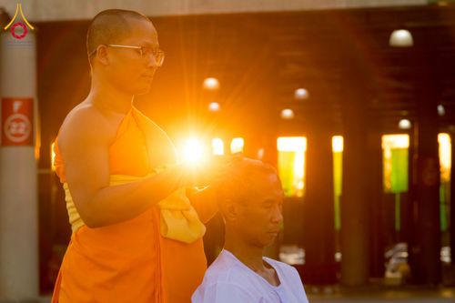 ภาพ No.274776:วันอาทิตย์ที่ 30 พฤศจิกายน พ.ศ. 2568 พิธีปลงผม โครงการอุปสมบทบูชาธรรมมหาปูชนียาจารย์ ปี 2568 ณ ลานธรรมพระมหาธรรมกายเจดีย์ ฝั่งทิศตะวันตก ระหว่างวิหารคดหมายเลข 8 และ 9 วัดพระธรรมกาย