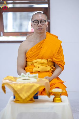 ภาพ No.160827:พิธีเจริญพระพุทธมนต์ และปิดแผ่นทองรูปเหมือน พระเดชพระคุณพระมงคลเทพมุนี (สด จนฺทสโร) พระผู้ปราบมาร จำนวน 3 องค์ วันเสาร์ที่ 5 ตุลาคม พ.ศ. 2567 ณ อาคารปลูกศรัทธา 2 (ชานชลาเดิม) วัดพระธรรมกาย อ.คลองหลวง จ.ปทุมธานี