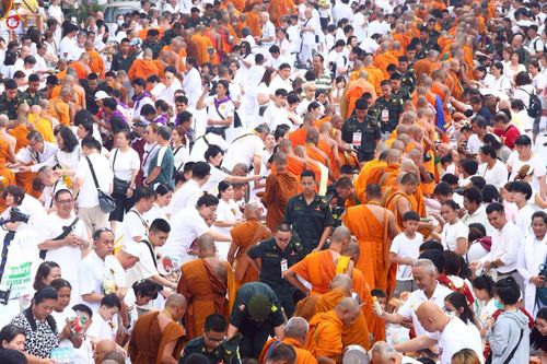 ภาพ No.236955:วันอาทิตย์ที่ 10 สิงหาคม พ.ศ. 2568 มหาสังฆทานครั้งยิ่งใหญ่ ตักบาตรพระ 10,000 รูป ถ.นิพัทธ์อุทิศ 3 ใจกลางนครหาดใหญ่ จ.สงขลา