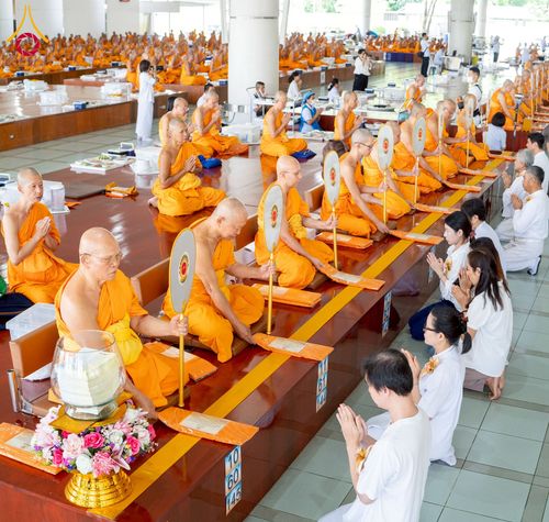 ภาพ No.253559:วันอังคารที่ 7 ตุลาคม พ.ศ.2568 (วันพระ ขึ้น 15 ค่ำ เดือน 11) พิธีบุพเปตพลี ครั้งที่ 171 ร่วมอุทิศบุญแด่หมู่ญาติที่ล่วงลับไปแล้ว และสืบทอดอายุพระพุทธศาสนา ณ หอฉันคุณยายอาจารย์ฯ วัดพระธรรมกาย