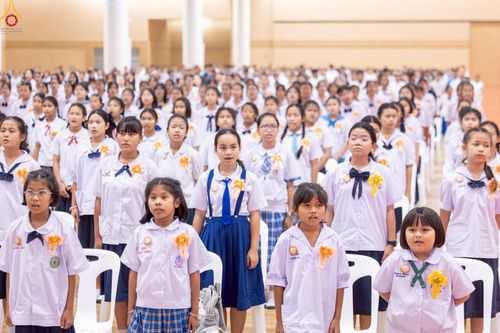 ภาพ No.245943:วันเสาร์ที่ 13 กันยายน พ.ศ. 2568 พิธีมอบผ้าไตรประธานกฐินสัมฤทธิ์เด็กดี V-Star ณ สภาธรรมกายสากล วัดพระธรรมกาย