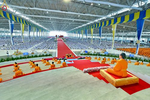 ภาพ No.123045:พิธีตักบาตร และพิธีบูชาข้าวพระ ในวันอาทิตย์ต้นเดือนที่ 4 กุมภาพันธ์ พ.ศ. 2567 ณ วัดพระธรรมกาย จ.ปทุมธานี