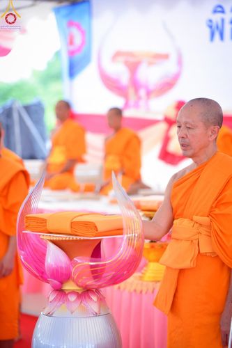 ภาพ No.146588:พิธีทอดผ้าป่าสร้างหลังคาอาคาร 80 ปี หลวงพ่อธัมมชโย ณ ศูนย์ปฎิบัติธรรมวิหารแดง จังหวัดสระบุรี วันอาทิตย์ที่ 28 กรกฎาคม พ.ศ. 2567