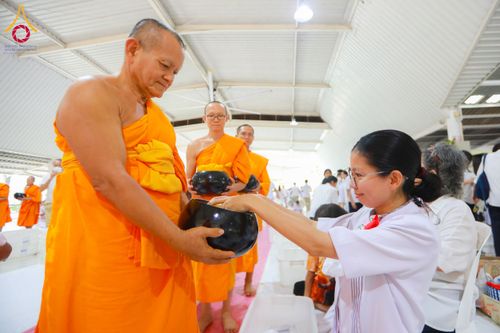 ภาพ No.61284:พิธีตักบาตรฉลองพระใหม่ รุ่นบูชาธรรมโครงการ 1-2 โครงการบรรพชาอุปสมบทหมู่ธรรมทายาท บูชาธรรมหลวงพ่อธัมมชโย 80 ปี ณ โถงช้างสำนักงานใหญ่ วัดพระธรรมกาย วันที่ 20 เมษายน พ.ศ. 2567
