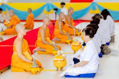 ภาพ No.227726:วันเสาร์ที่ 31 พฤษภาคม พ.ศ.2568 พิธีถวายผ้าไตรแด่สามเณรผู้เข้ารับการอุปสมบท , พิธีอุปสมบทสามเณรเตรียม DCI วัดพระธรรมกาย จ.ปทุมธานี