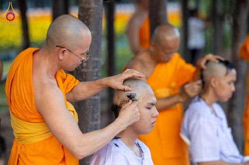 ภาพ No.135332:พิธีปลงผม ธรรมทายาท ระดับอุดมศึกษา รุ่นที่ 51 ภาคฤดูร้อน ณ วัดพระธรรมกาย จ.ปทุมธานี วันเสาร์ที่ 6 เมษายน พ.ศ. 2567