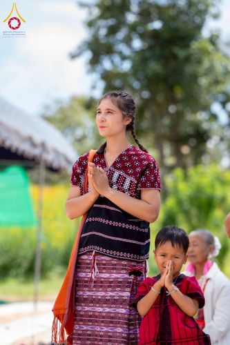 ภาพ No.255497:วันที่ 13 ตุลาคม พ.ศ. 2568 พิธีบรรจุพระบรมสารีริกธาตุ ผูกผ้า 7 สี เพื่อความเป็นสิริมงคล  และ ยกช่อฟ้า ประดิษฐานบนหลังคาอุโบสถวัดทุ่งเจริญธรรม ถวายบูชาธรรม 81 ปี หลวงพ่อธัมมชโย โดยคณะศิษยานุศิษย์ ณ วัดทุ่งเจริญธรรม อ.อมก๋อย จ.เชียงใหม่