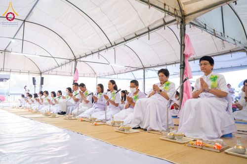 ภาพ No.201830:พิธีถวายภัตตาหารเป็นสังฆทาน แด่พระธรรมยาตรา ณ อนุสรณ์สถานบางปลา วัดบางปลา อำเภอบางเลน จังหวัดนครปฐม ในโครงการธรรมยาตรา กตัญญูบูชา มหาปูชนียาจารย์ พระมงคลเทพมุนี(สด จนฺทสโร) พระผู้ปราบมาร อนุสรณ์สถาน 7 แห่ง ปีที่ 13 วันที่ 26 มกราคม พ.ศ. 2568