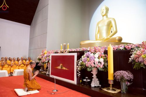 ภาพ No.214798:พิธีต้อนรับสัญญาบัตร พัดยศ พระราชวิเทศวชิรเวที (บัณฑิต วรปญฺโญ) เจ้าอาวาสวัดพระธรรมกายสกอตแลนด์ สหราชอาณาจักร ผู้ช่วยเจ้าอาวาสวัดพระธรรมกาย ณ อุโบสถพระไตรปิฏก วัดพระธรรมกาย