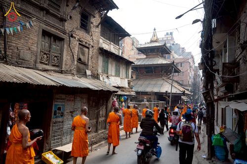 ภาพ No.213136:วันที่ 17 - 18 มีนาคม พ.ศ. 2568 คณะสงฆ์และสามเณรเดินบิณฑบาต รอบเมืองในพื้นที่ วัดสยมภูวนาถและราชวังปาตัน ณ เมืองกาฐมาณฑุ ประเทศเนปาล