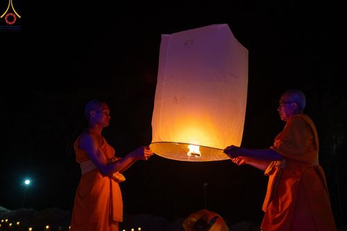 ภาพ No.138666:Photo Story  มหัศจรรย์วัดดงดินแดง Episode 6 พระภิกษุ-สามเณร ในโครงการบรรพชาอุปสมบทหมู่  กว่า 500 รูป และศีลจาริณีกว่า 300 คน ร่วมกันก่อพระเจดีย์ทราย 20,000 องค์ และจุดประทีป  บูชาธรรม 80 ปี หลวงพ่อธมฺมชโย กลางลำน้ำแม่ตื่น