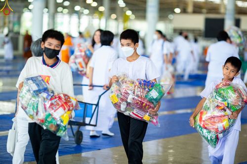 ภาพ No.89473:พิธีตักบาตร ข้าวสารอาหารแห้ง พิธีบูชาข้าวพระ และพิธีจุดเทียนใจ ไฟนิรันดร์  อนันตชัย ณ สภาธรรมกายสากล วัดพระธรรมกาย วันอาทิตย์ที่ 1 ตุลาคม พ.ศ. 2566