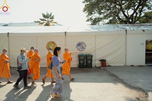 ภาพ No.220331:วันที่ 17 เมษายน พ.ศ. 2568 ผู้แทนวัดพระธรรมกาย ลงพื้นที่เยียวยา ซับน้ำตาเหยื่อแผ่นดินไหวมัณฑะเลย์