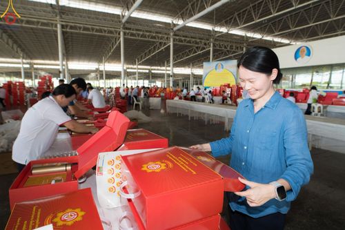 ภาพ No.212283:วันพุธที่ 19 มีนาคม พ.ศ. 2568 การบรรจุไทยธรรมลงกล่องสำเร็จ 43,500 กล่อง เพื่อถวายแด่พระสังฆาธิการ 40,000 กว่าวัดทั่วไทย ในวันคุ้มครองโลก 22 เมษายน พ.ศ. 2568 ณ บ้านแก้วเรือนทองคุณยายฯ วัดพระธรรมกาย