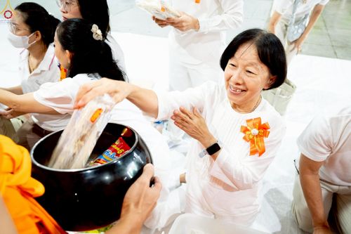 ภาพ No.235345:วันที่ 27 กรกฎาคม พ.ศ. 2568 พิธีตักบาตรฉลองพระใหม่ โครงการบรรพชาและอุปสมบทมู่รุ่นเข้าพรรษา ณ วัดพระธรรมกาย