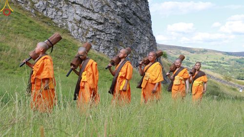 ภาพ No.148823:คณะสงฆ์และสามเณร วัดพระธรรมกายแมนเชสเตอร์  สหราชอาณาจักร จัดเดินธรรมยาตราที่ Peak District National Park , New Mills central , Upper Derwent Visitor Centre, Hope Valley วันอังคารที่ 6 สิงหาคม พ.ศ. 2567