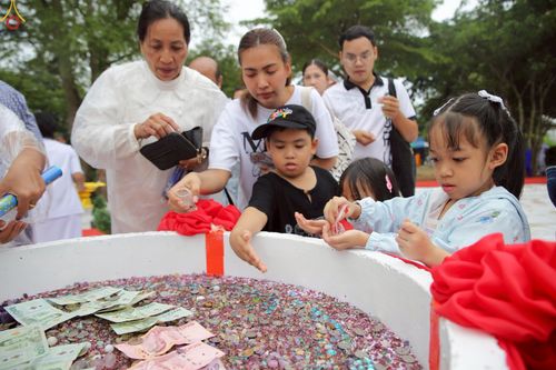 ภาพ No.234092:วันอาทิตย์ที่ 20 กรกฎาคม พ.ศ.2568 พิธีทอดผ้าป่า และพิธีตอกเสาเข็มต้นแรก สร้างอาคารปฏิบัติธรรมพระมงคลเทพมุนี ณ ศูนย์ปฏิบัติธรรมสุราษฏร์ธานี