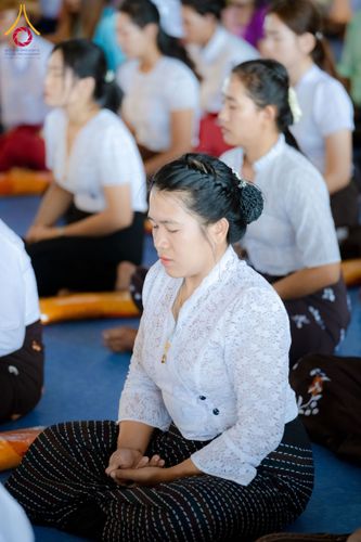 ภาพ No.143702:พิธีถวายผ้าไตร, สวดธรรมจักร, ปฏิบัติธรรม และฟังแสดงพระธรรมเทศนา ภาษาเมียนมา โดยมีสาธุชนชาวเมียนมากว่า 4,000 คน เข้าร่วมพิธี ณ มหารัตนวิหารคด วัดพระธรรมกาย วันอาทิตย์ที่ 7 กรกฎาคม พ.ศ. 2567