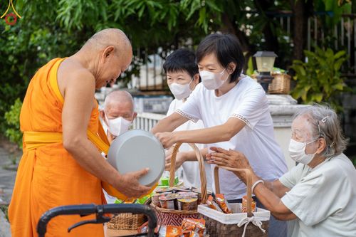 ภาพ No.136071:พระธรรมทายาท โครงการบวชพระนานาชาติ AEC & WAB ผู้บริหารรุ่นที่ 2 บิณฑบาต ณ หอฉันคุณยายอาจารย์ฯ เมืองแก้วมณี หมู่บ้านแก้วพุทธรักษา วันที่ 28 เมษายน พ.ศ. 2567