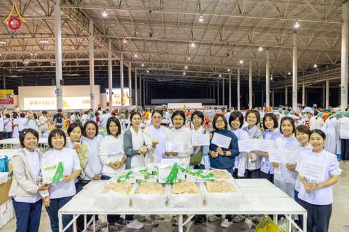 ภาพ No.202710:พิธีถวายภัตตาหารเป็นสังฆทาน แด่พระธรรมยาตรา ณ วัดพระธรรมกาย ตำบลคลองสาม อำเภอคลองหลวง จังหวัดปทุมธานี ในโครงการธรรมยาตรา กตัญญูบูชา มหาปูชนียาจารย์ พระมงคลเทพมุนี(สด จนฺทสโร) พระผู้ปราบมาร อนุสรณ์สถาน 7 แห่ง ปีที่ 13 วันที่ 28 มกราคม พ.ศ. 2568