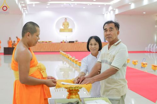 ภาพ No.216213:วันเสาร์ที่ 5 เมษายน พ.ศ. 2568 พิธีตัดปอยผม พิธีขอขมาผู้ปกครอง พิธีขอขมามอบผ้าไตร พิธีบรรพชา พิธีถวายบาตรสามเณร ณ ศูนย์ปฏิบัติธรรมและศูนย์อบรมเยาวชนเพชรบุรี ต.ท่าแลง อ.ท่ายาง จ.เพชรบุรี