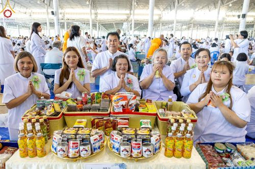 ภาพ No.167518:พิธีตักบาตรและพิธีบูชาข้าวพระ ในวันอาทิตย์ที่ 3 พฤศจิกายน พ.ศ. 2567 ณ วัดพระธรรมกาย