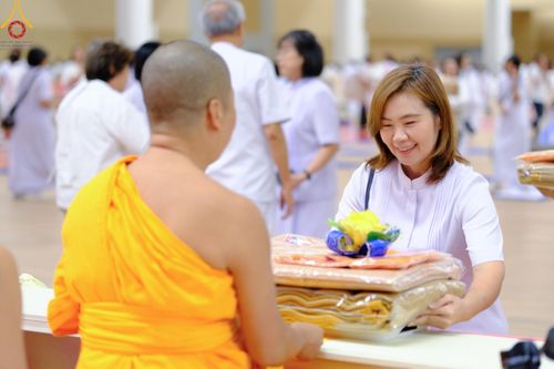 ภาพ No.180839:พิธีถวายภัตตาหารเมนูสวรรค์ และพิธีถวายอุปกรณ์กันหนาว แด่คณะพระภิกษุสามเณรวัดพระธรรมกาย วันอาทิตย์ที่ 8 ธันวาคม พ.ศ.2567 ณ สภาธรรมกายสากล วัดพระธรรมกาย